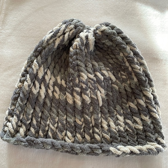 NWT - Hand-knitted hat - Picture 3 of 7